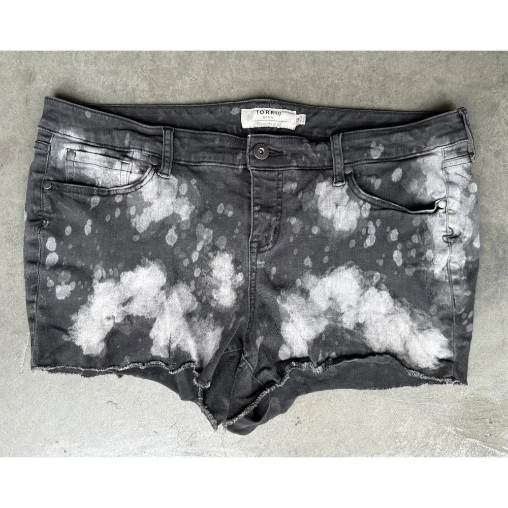 Womens Sz 18 TORRID Denim Acid Washed Paint Splatter Design Shorts - Picture 1 of 5
